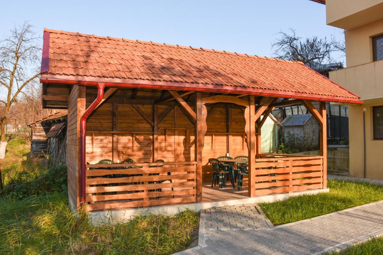Tomis House Hotel Curtea De Arges Exterior photo