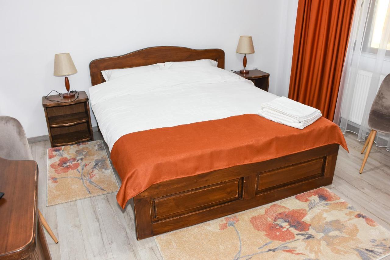 Tomis House Hotel Curtea De Arges Exterior photo