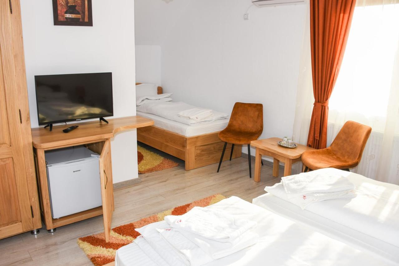 Tomis House Hotel Curtea De Arges Exterior photo